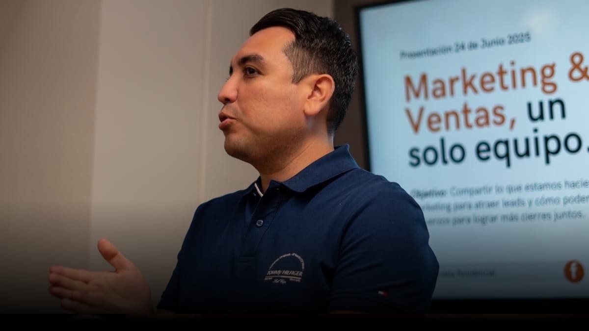 Oscar Alarcón presentando una estrategia de marketing digital