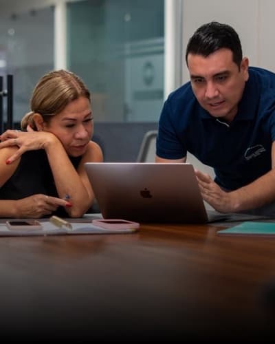 Oscar Alarcón revisando una estrategia con cliente